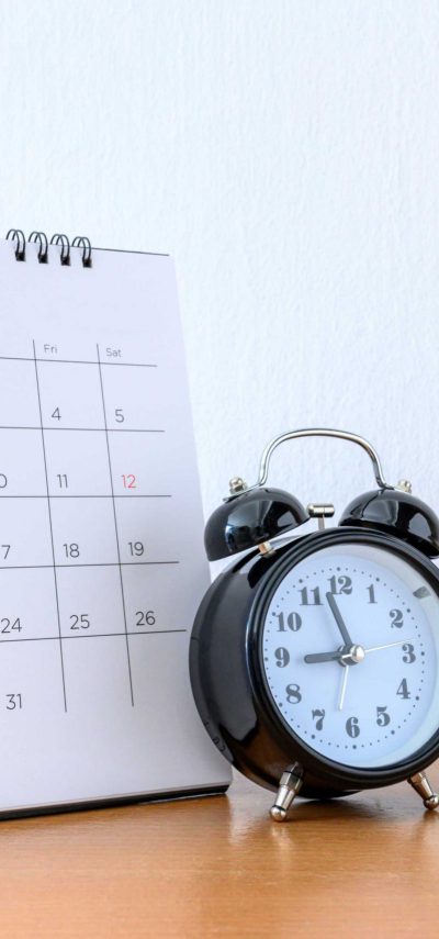 calendar-with-days-clock-wood-table (1)